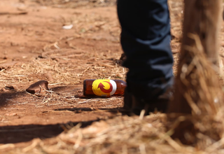 Garrafa de cerveja foi encontrada onde, provavelmente, a vítima estava antes de cair (Foto: Marcos Maluf)