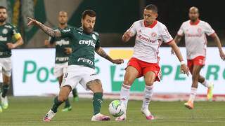 Lucas Lima, do Palmeiras, disputa bola com Marcos Guilher, do Inter. (Foto: Cesar Greco)