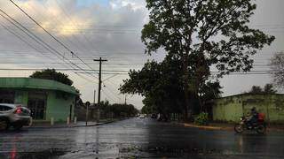 Chuva alivia tempo seco e faz temperatura cair em 10 graus no Sul