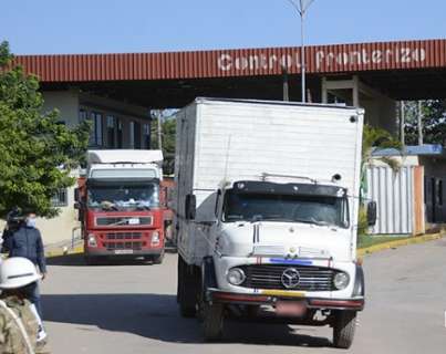 Ap&oacute;s 48h, bloqueio &eacute; suspenso e caminh&otilde;es voltam a cruzar a fronteira