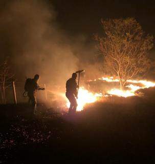 Brigadistas tentando conter fogo na Chapada dos Guimarães. (Foto: Bombeiros MT)