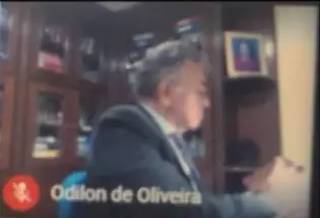 O juiz Odilon de Oliveira durante a audiência ontem na 1ª Vara Criminal, feita por videonconferencia. (Foto: Direto das Ruas)