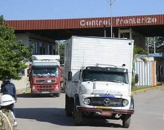 Caminhões de carga passam por trecho liberado (Foto: Divulgação/Diário Corumbaense)