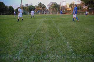 Marcação no campo limita distanciamento entre jogadores; quem se adaptou acredita que a moda não deve pegar pelos campos da cidade (Foto: Marcos Maluf)