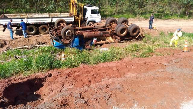 Caminhão capota e motorista morre prensado na cabine