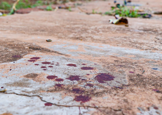 Hoje de manhã ainda era possível encontrar manchas de sangue na calçada (Foto: Henrique Kawaminami) 