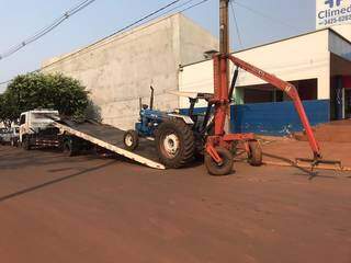 Trator que provocou acidente hoje em Dourados foi guinchado (Foto: Adilson Domingos)