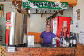 Antonio é torcedor do Sporting e isso está claro no caixa do bar (Foto: Silas Lima)