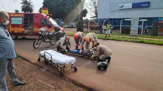 Motociclista é socorrido por bombeiros após bater em trator (Foto: Adilson Domingos)