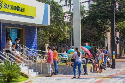 Bancos fazem clientes esperar por mais de 3 horas e deixam idosos debaixo do sol