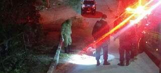 Moradores ouvem tiros e encontram homem morto na rua 