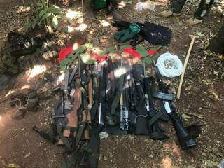 Armas encontradas por militares paraguaios em acampamento de grupo terrorista na fronteira (Foto: Divulgação)