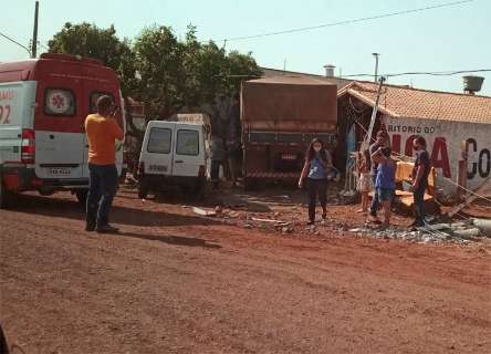 Desgovernada, carreta “fantasma” invade escritório e padaria