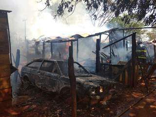 Carro e barracos ficaram destruídos após incêndio em acampamento, no município de Ivinhema (Foto: Divulgação/Corpo de Bombeiros)