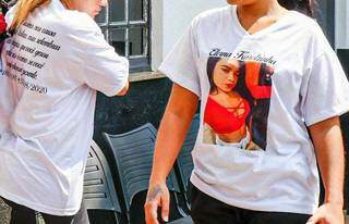 Mãe e tia vestem camisetas em homenagem à Karolzinha (Foto: Henrique Kawaminami)