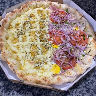 Pizzas com queijos de qualidade, massa leve e são bem assadas. (Foto: Passeando em Campo Grande)