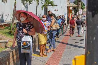 Fila dobrava a esquina em agência da Afonso Pena (Foto: Marcos Maluf)