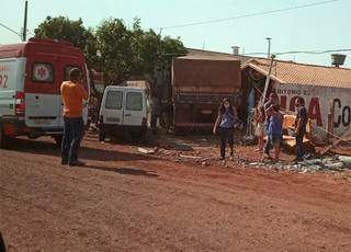 Só a trazeira da carreta ficou para fora do prédio (Foto: Rio Pardo News)