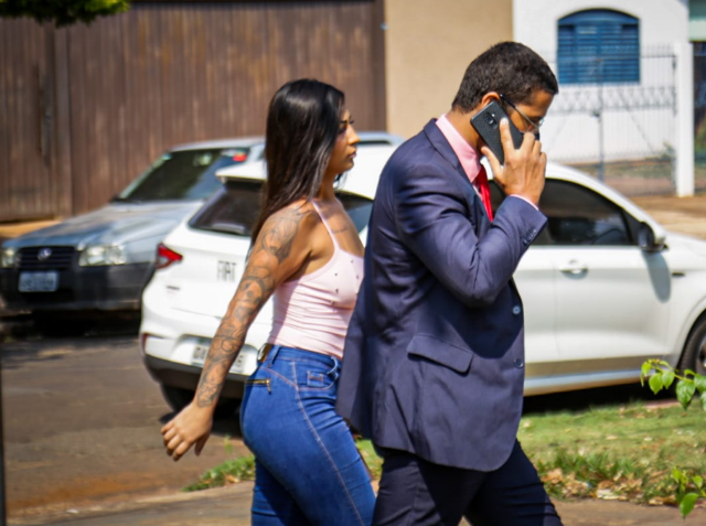 Tr&ecirc;s dias ap&oacute;s crime, suspeita de matar Karolzinha se apresenta &agrave; pol&iacute;cia 