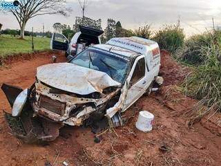 Carro fica destru&iacute;do depois de bater em outro e capotar na BR-376