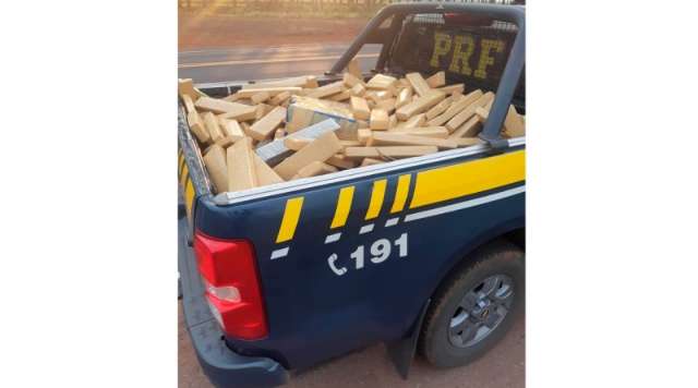 Tonelada de maconha &eacute; apreendida ap&oacute;s camionete capotar e motorista fugir