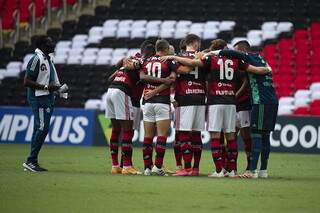 Jogadores do Flamengo reunidos em campo na rodada passada (Foto: Divulgação)