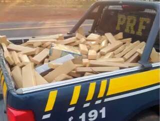 Tonelada de maconha é apreendida após camionete capotar e motorista fugir Tonelada de maconha é apreendida após camionete capotar e motorista fugir