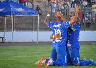 Jogadores do Aquidauanense celebram gol em jogo do Estadual (Foto: Divulgação)