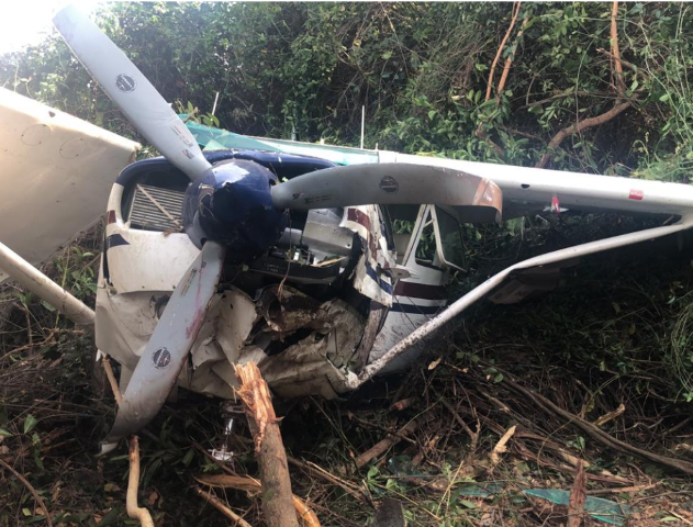 Aeronave cai, fica destru&iacute;da, mas ocupantes saem ilesos 