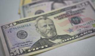 Dólar sobe pela primeira vez em quatro dias, mas cai na semana Dólar sobe pela primeira vez em quatro dias, mas cai na semana