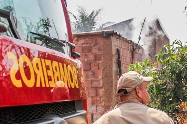 Vizinhos resgatam moradora da casa em chamas