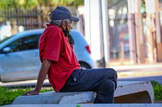 Idoso sentando em banco de praça na Capital. (Foto: Marcos Maluf) 