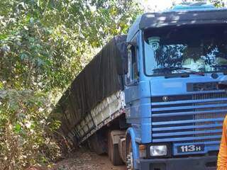 Ponte n&atilde;o suporta peso e carreta fica pendurada em estrutura 