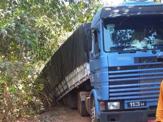 Ponte n&atilde;o suporta peso e carreta fica pendurada em estrutura 