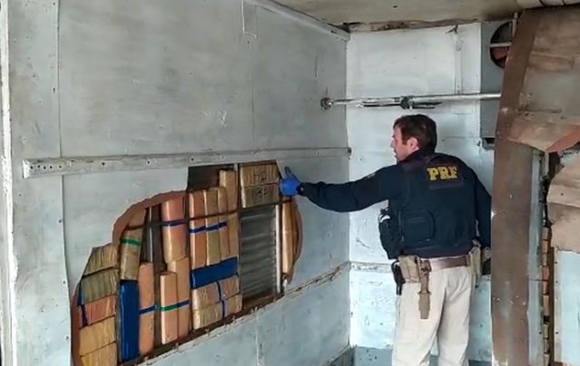 Foragido da Justi&ccedil;a &eacute; pego com 780 kg de maconha em fundo falso de caminh&atilde;o