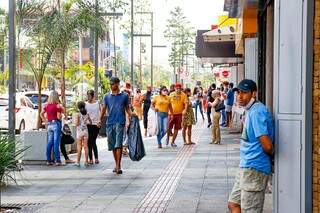 Com dinheiro no bolso, clientes aproveitam descontos de at&eacute; 70% no Centro