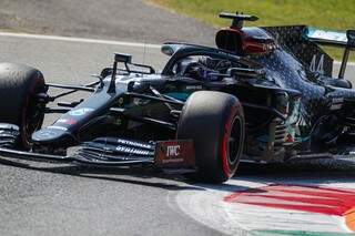 Lewis Hamilton faz melhor tempo e larga na frente no GP da It&aacute;lia