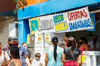 Com dinheiro no bolso, clientes aproveitam descontos de at&eacute; 70% no Centro