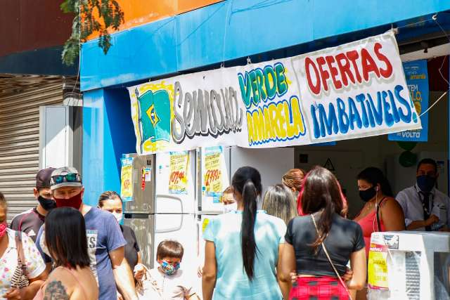 Com dinheiro no bolso, clientes aproveitam descontos de at&eacute; 70% no Centro