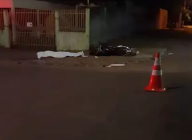 Motociclista colide contra parede de conveni&ecirc;ncia, bate em muro e morre 