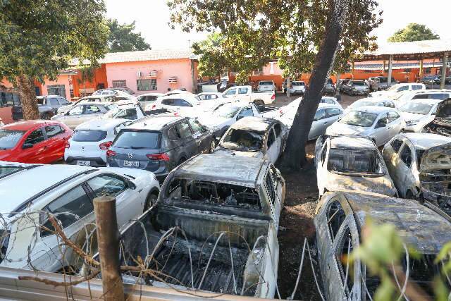 Inc&ecirc;ndio em oficina destruiu Hilux, Tiguan e deixou preju&iacute;zo de R$ 1 milh&atilde;o