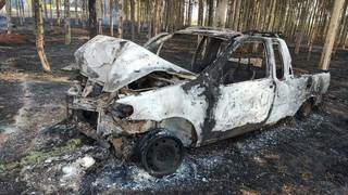 Carro ficou completamente destruído após pegar fogo. (Foto: Divulgação/Corpo de Bombeiros)