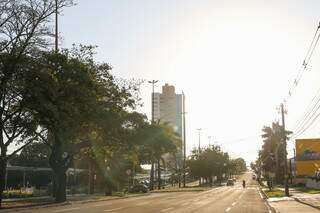 Sol brilhou forte nos altos da Avenida Afonso Pena, em Campo Grande (Foto: Paulo Francis)