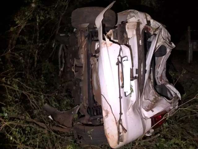 Motorista perde controle de carro em curva, &eacute; arremessado e morre na MS-276