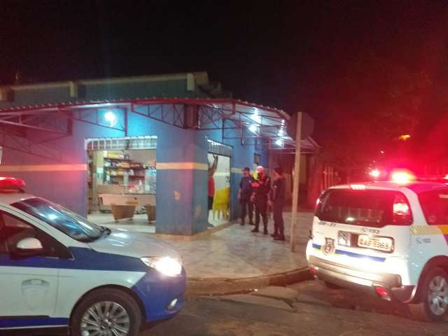 Tr&ecirc;s s&atilde;o presos e uma festa &eacute; encerrada durante toque de recolher