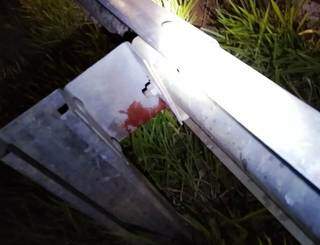 Sangeu da vítima no guard-rail às margens da rodovia. (Foto: Reprodução/O Pantaneiro)