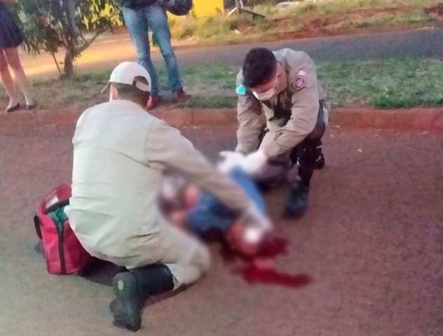 Carro passa por cima de motociclista e arrasta moto por 120 metros 