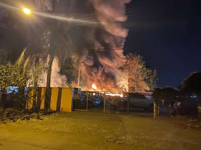 Inc&ecirc;ndio atinge oficina e destr&oacute;i 27 carros de locadoras