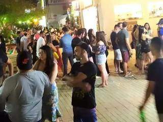 Movimento na noite de ontem na principal avenida de Bonito, a Coronel Pillar Rebuá (Foto: Direto das Ruas)