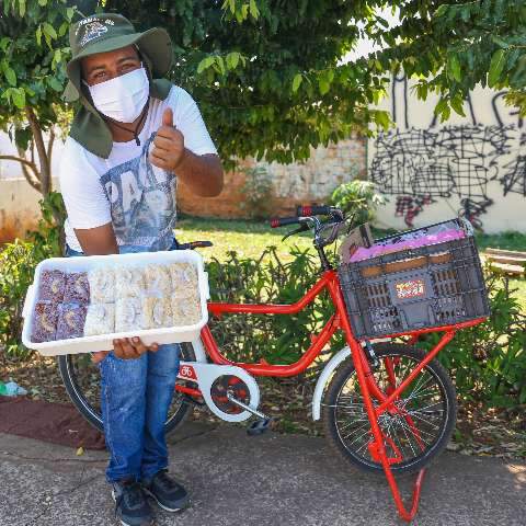 Ap&oacute;s ser roubado, vendedor de cocada ganha bike nova de cliente
